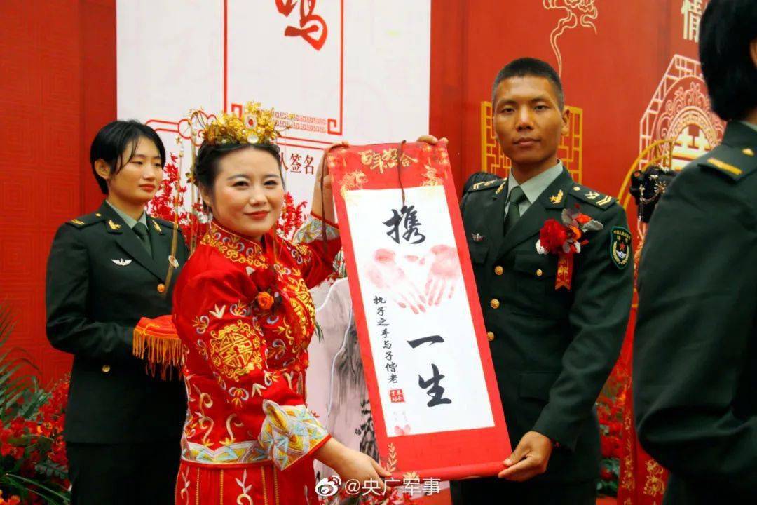 军营集体婚礼上让蓝天白云见证这美好一刻让爱飘扬在这片雪域高原雪山