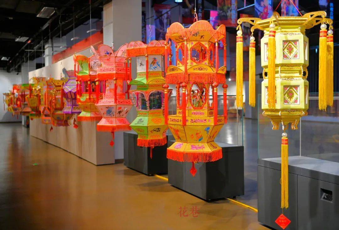 据介绍,布展工作这两天就能完成,届时,将展出180余盏精品花灯,集合了