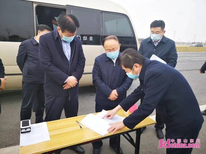 菏泽市生态环境局局长权洪涛,巨野县委书记冯艳丽,县长楚德勤陪同活动