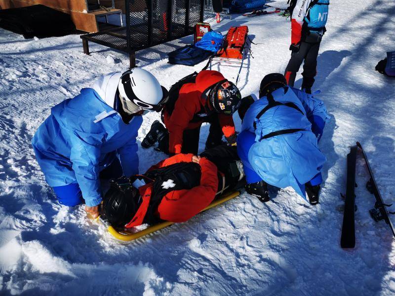 独家专访冬奥赛道上的救护天使,听滑雪医生聊救援的"门道"_李亚洲