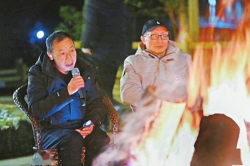 乡村|乡村振兴蹲点记·万年村② 丨围炉夜话：万年村的“背水一战”