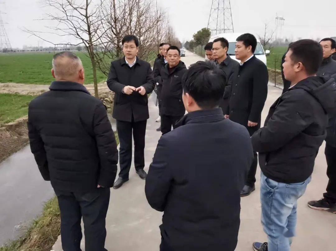 2月14日下午,县长周天斌调研农村人居环境整治,重点圩口提标加固工程