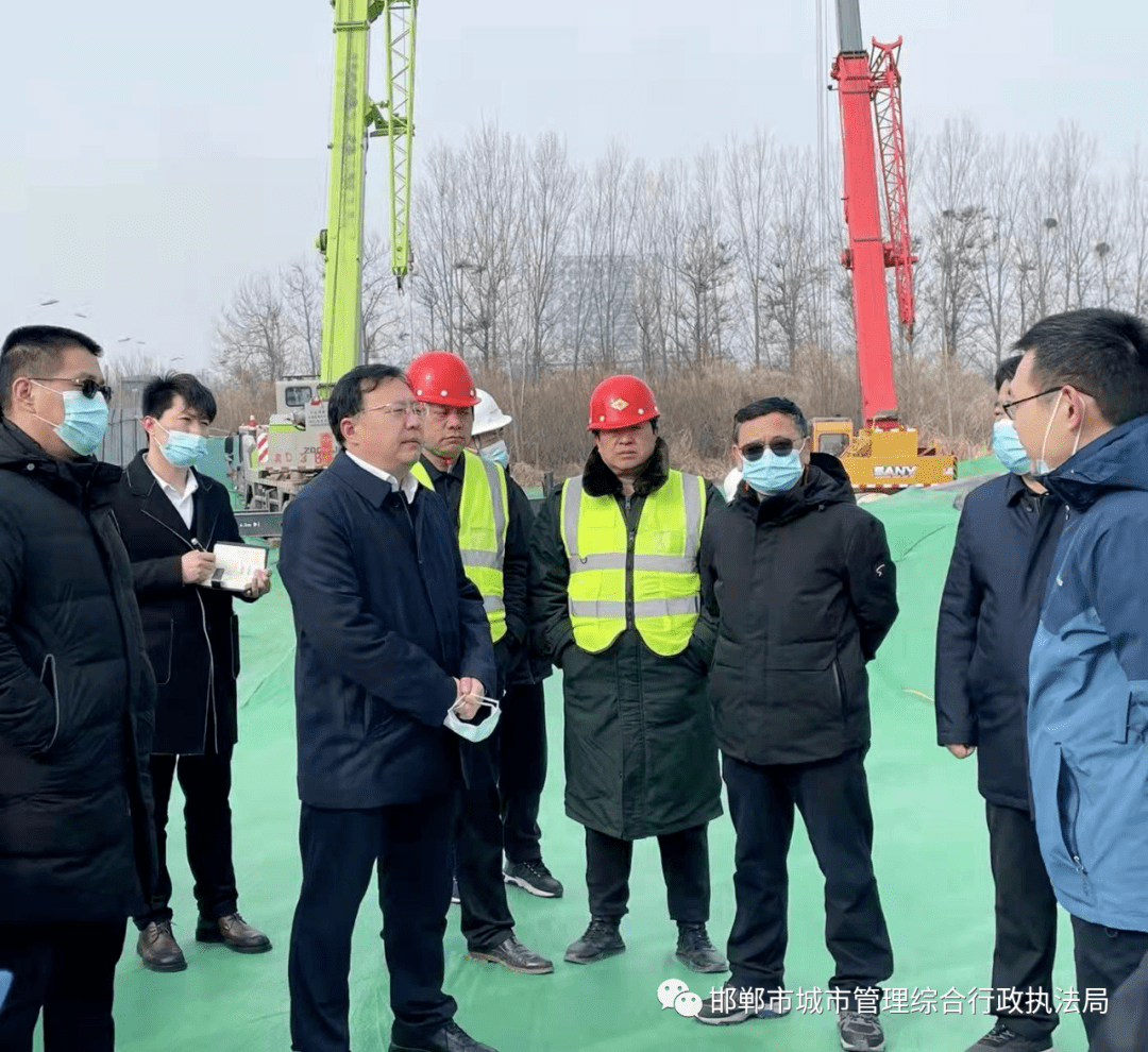 2月14日上午,市政府副市长张永新到市城管执法局市政工程公司承建的市