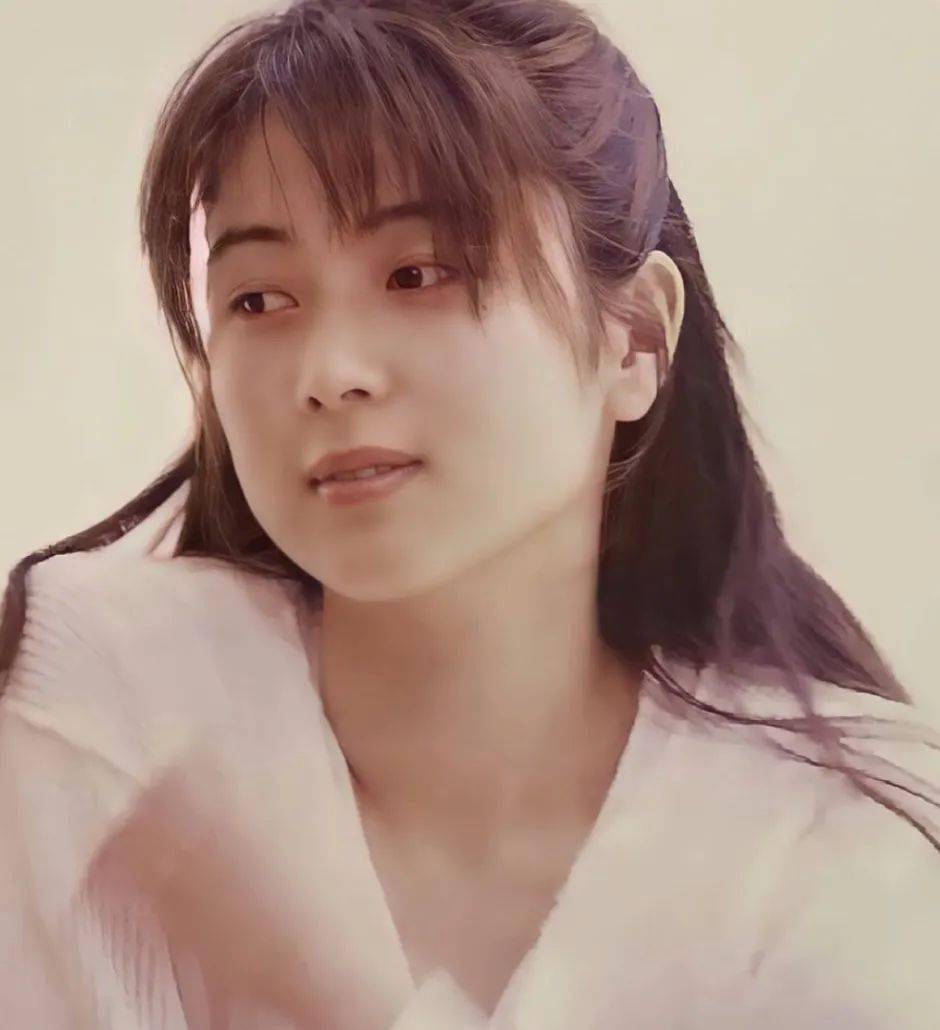 很多人对于坂井泉水的爱"始于颜值,陷于才华",这位像泉水一样清澈美丽