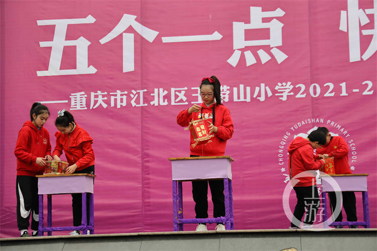 开学第一课 缝衣服 切萝卜丝 小学生上台挑战生活技能 何思漪 汪隆语 徽章