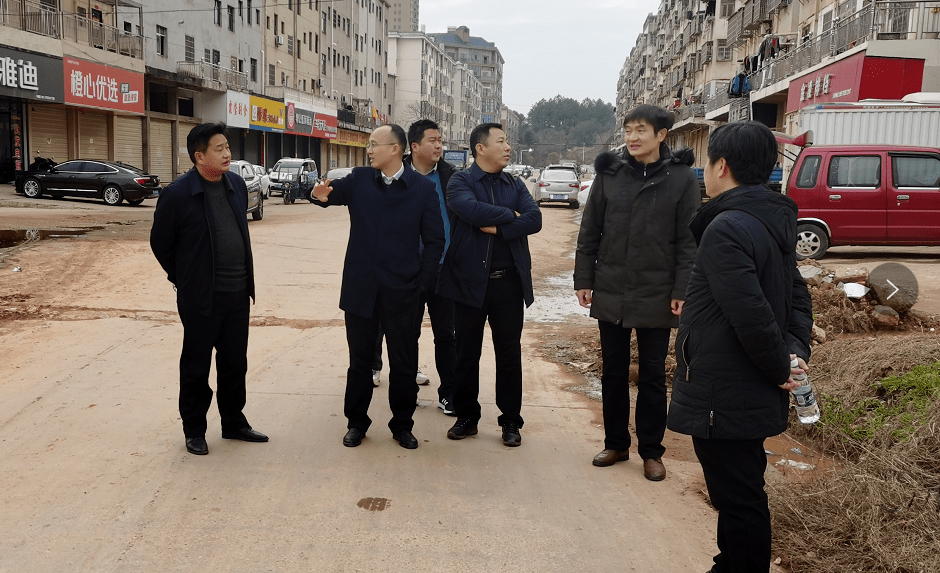 县委常委副县长杨威到饶州街道调研老旧小区和里弄小巷改造工作
