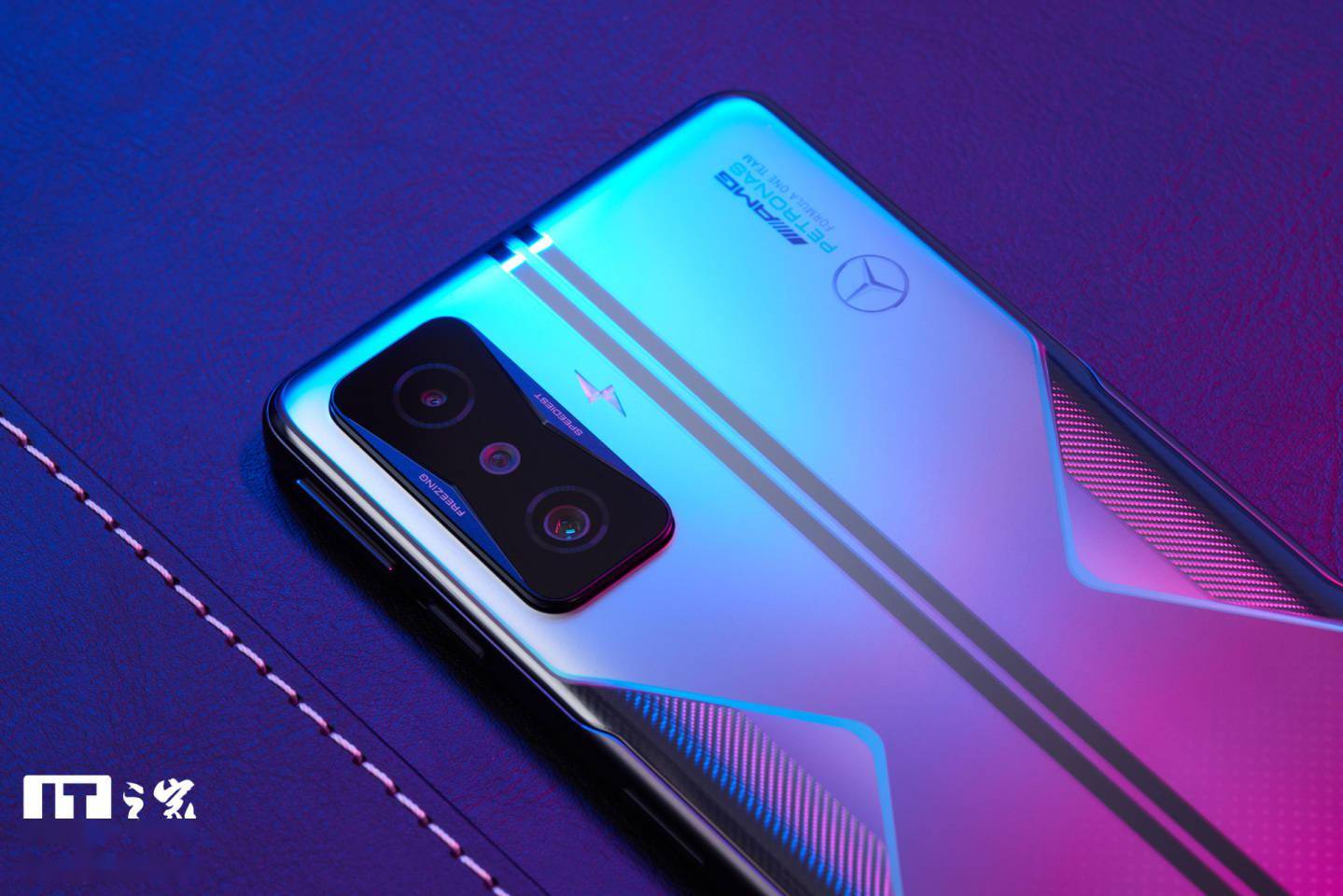 Redmi K50 冠军版图赏：AMG 联名、磁动力肩键加持的硬核手机