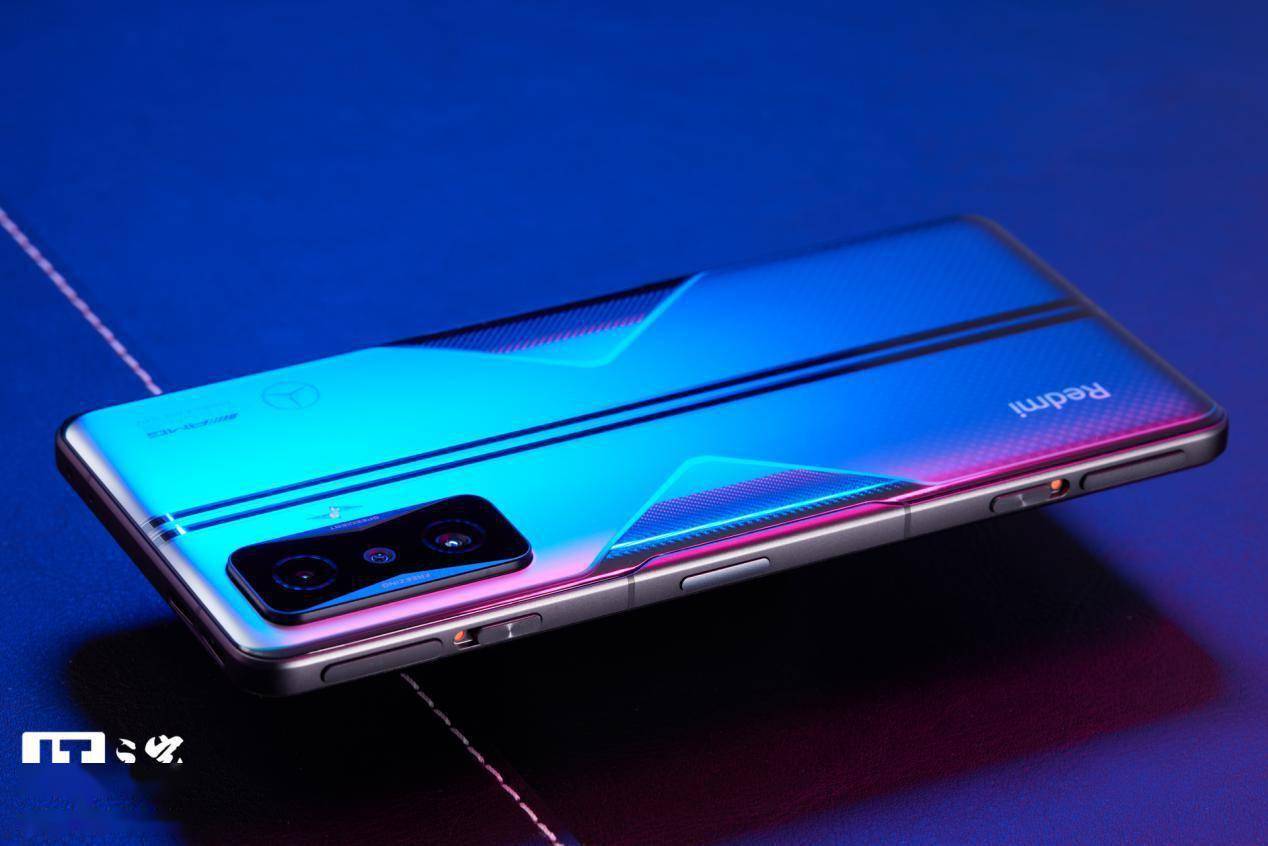 Redmi K50 冠军版图赏：AMG 联名、磁动力肩键加持的硬核手机