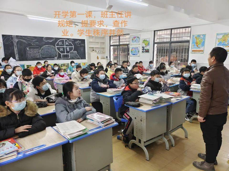 新学期开学了,五眼桥中学迎来了返校的学子.