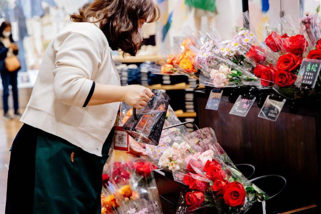 广州优衣库开了生机花店走去买花