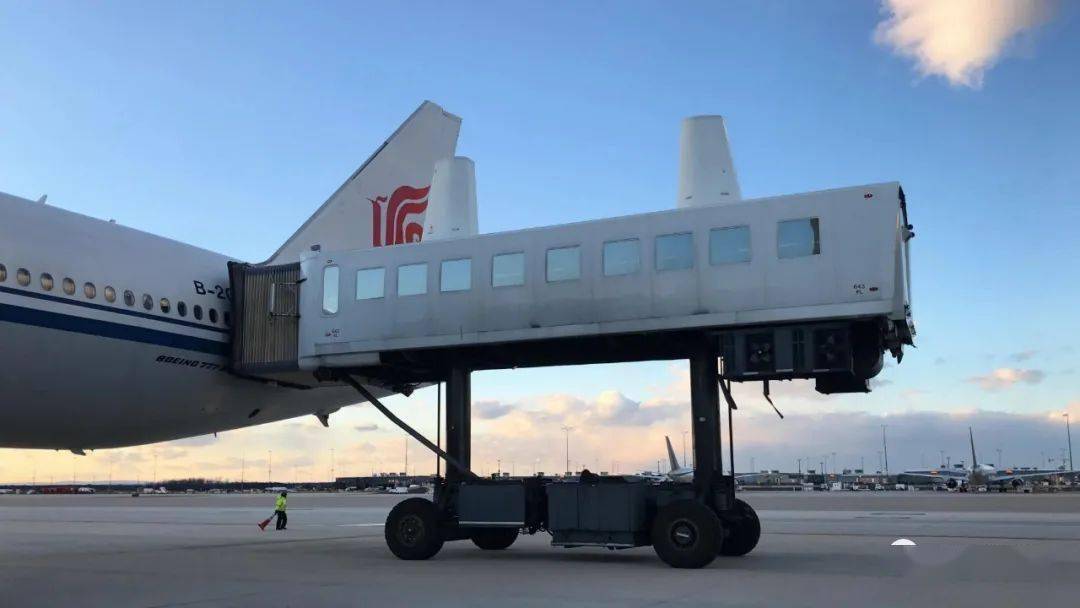 机厅"——"飞机伴侣车",带升降功能,与舱门的对接口和后来的廊桥一样