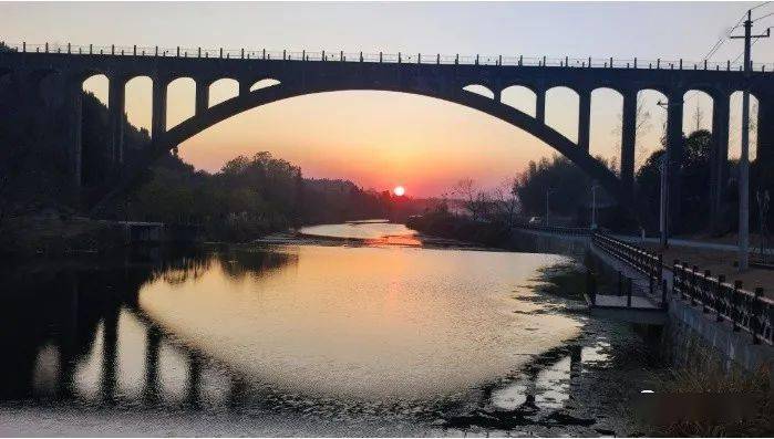 大市村地处白霓镇东南部,古时曾是崇阳到江西,通山的必经之地,所以