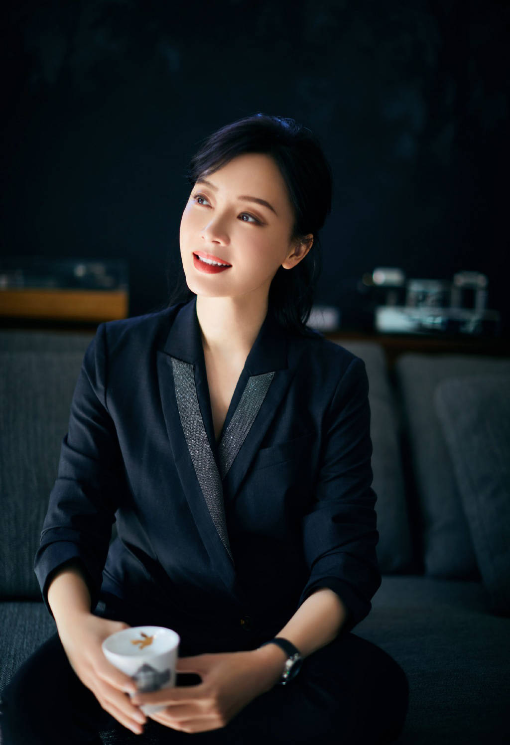 原创陈数穿1万4的亮钻高跟鞋出镜配白色v领西装美得优雅大气