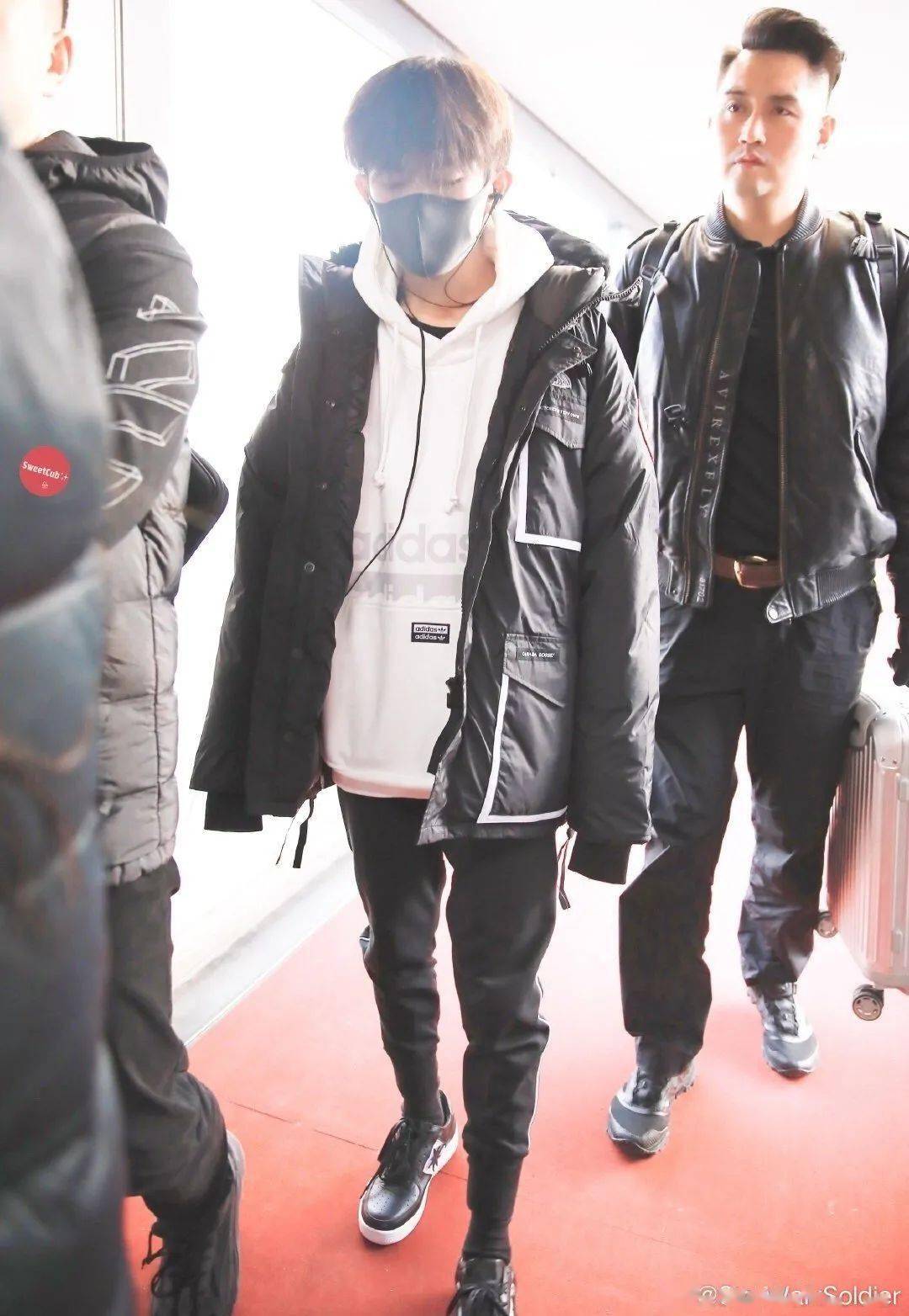 易烊千玺日常出行最爱的starwalk球鞋_抽奖_上身_黑店