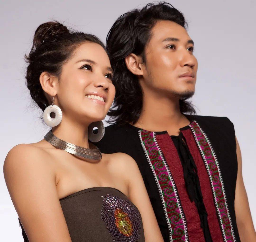 公司后,贺管村的青少年便听着她的歌曲长大,随着米线弟弟包伍的出道