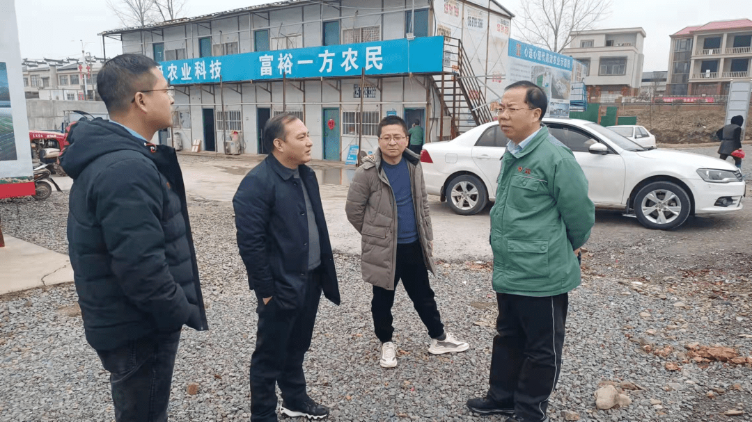 询问企业复工复产情况及企业生产运营中存在的困难及问题,镇党委书记