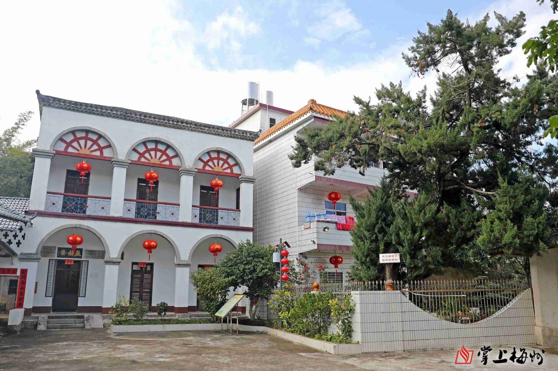 在位于新群村的石马河岸旁,一个大型的木质水车在