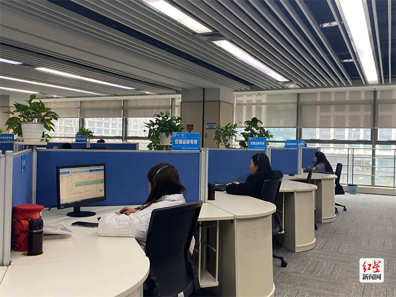 零距离感受成都12345热线_市民_群众_话务员