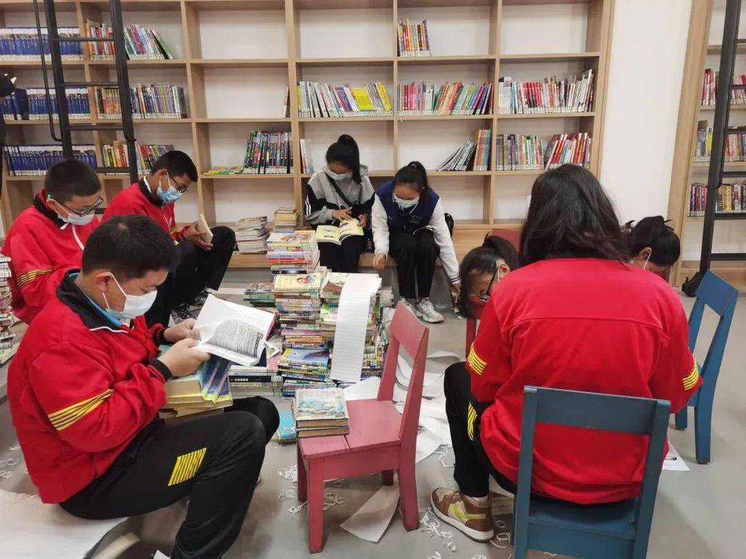 芒市图书馆开展志愿者活动