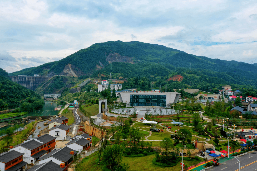 写好"红绿"两篇文章,近年来,芦溪县积极探索绿色金融,按下了经济与