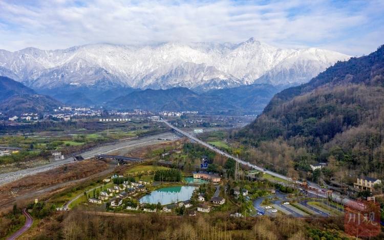 高仕蓉|抬头见雪山 航拍奇峰逸景湔江河谷