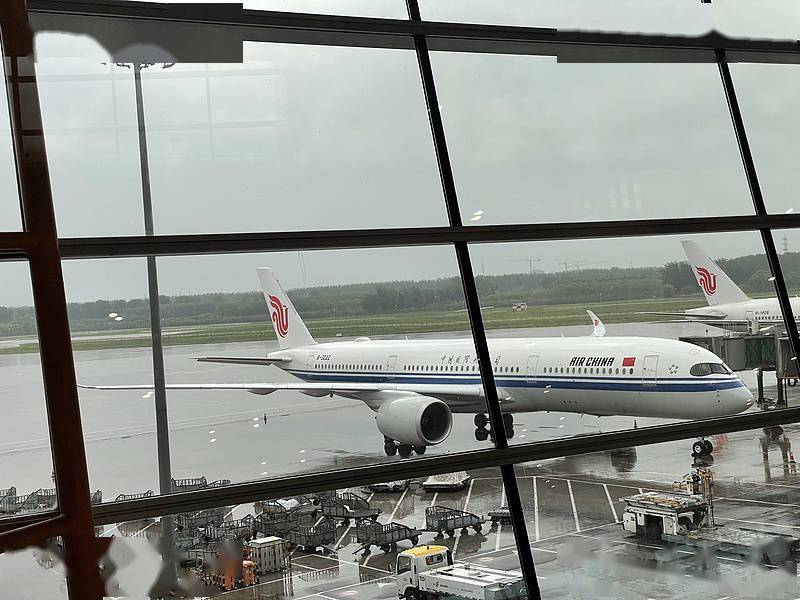 拔草国航a359豪华公务舱两扇窗户的加宽空间创造出小头等的感觉