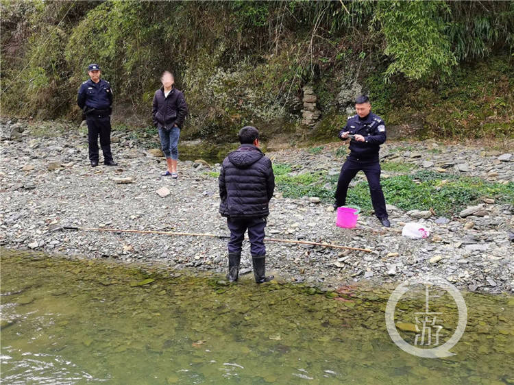 父子兩人在小河邊炸魚取樂_捕撈_黔江_非法