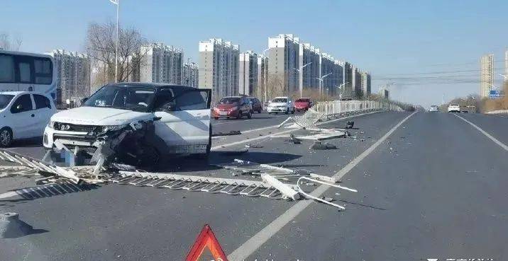 滨州黄河五路突发越野车撞上护栏车头面目全非现场一片狼藉