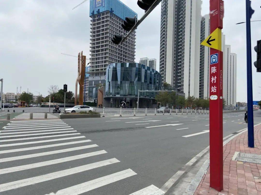 过马路就到万达广场和陈村站出口,位置仅次于三龙汇,价格比新城和荔园