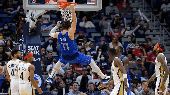 在2月5日对阵76人的比赛中,东契奇贡献了两次扣篮.