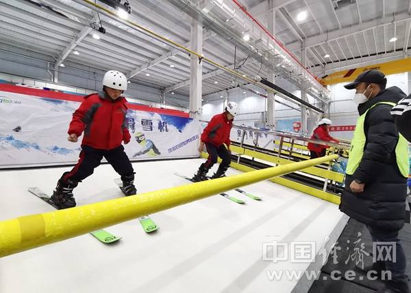 滑雪|冬奥赛场外的“超时空互动”