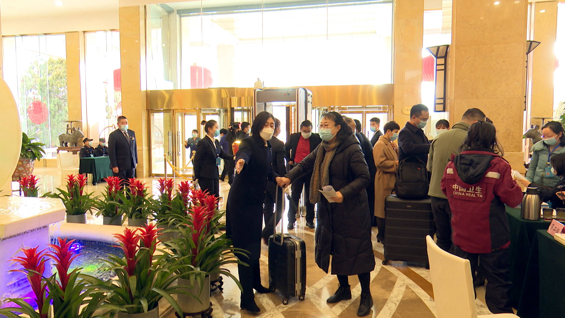 太原进入"两会时间",市政协委员有序报到_并州饭店_会议_出席证