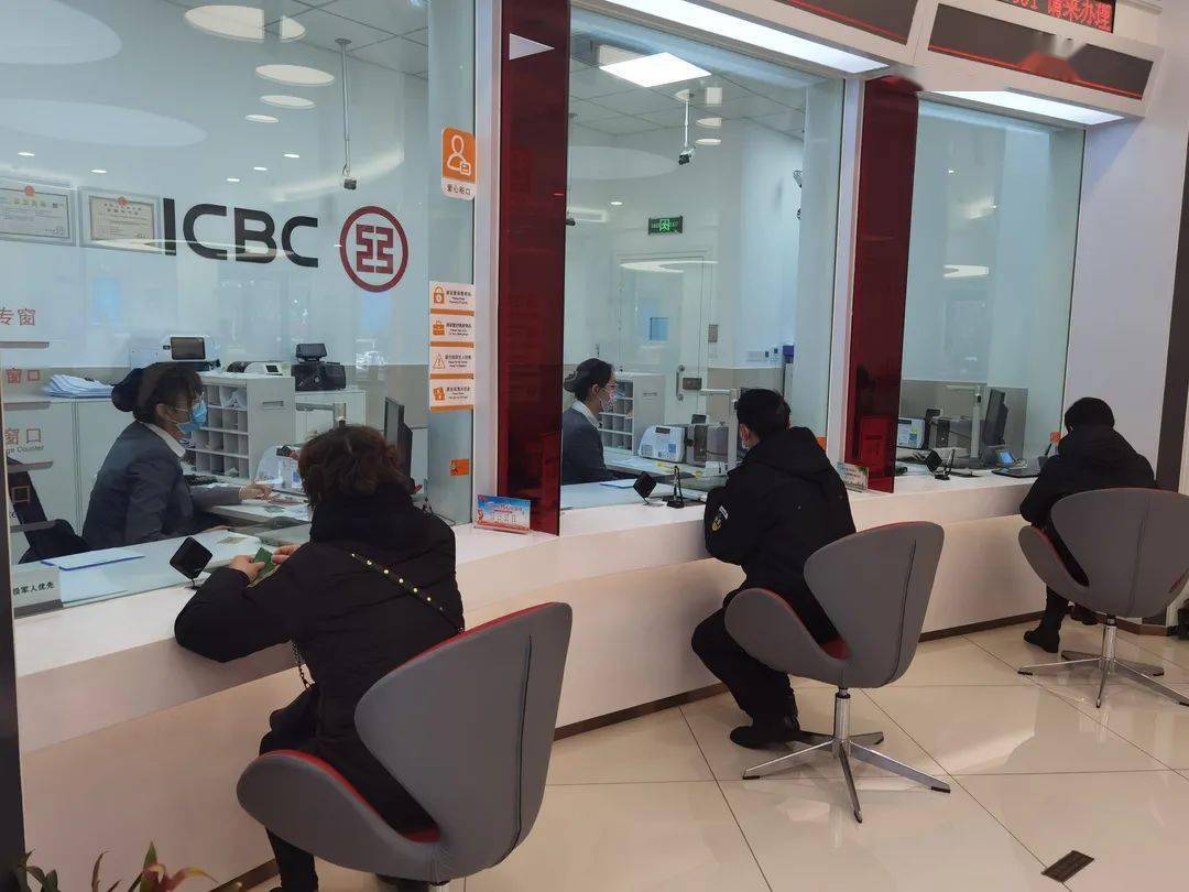 在中国工商银行上海长三角一体化示范区支行内就迎来了不少提前排队的