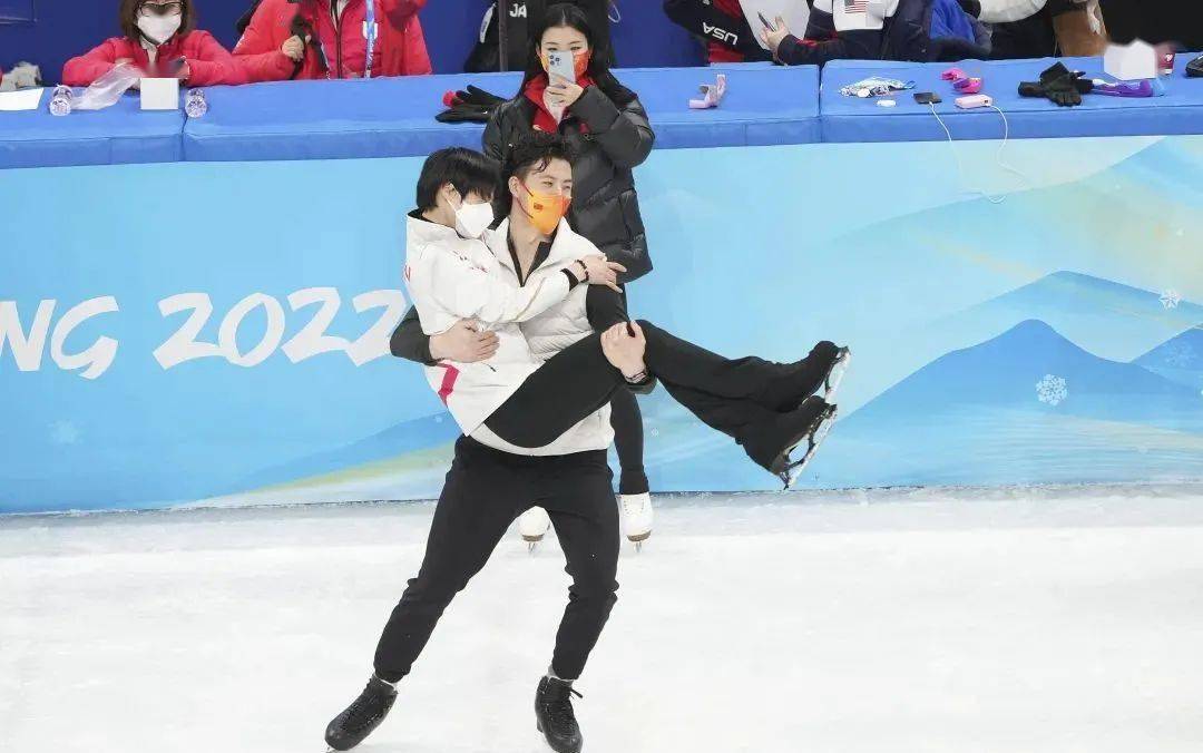 柳鑫宇抱起羽生結弦.