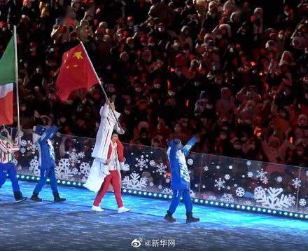 祝贺和|徐梦桃坐在高亭宇肩上举旗入场