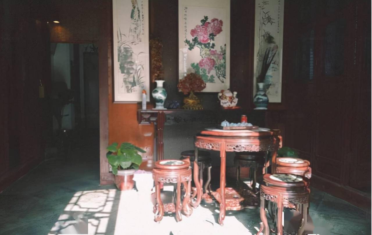 客栈内的布置陈设皆还原了清末民初的住宅风格,内部家具饰品皆为民国