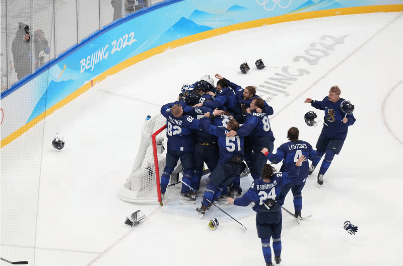 芬兰|芬兰男冰首夺冬奥金牌，队员激动万分