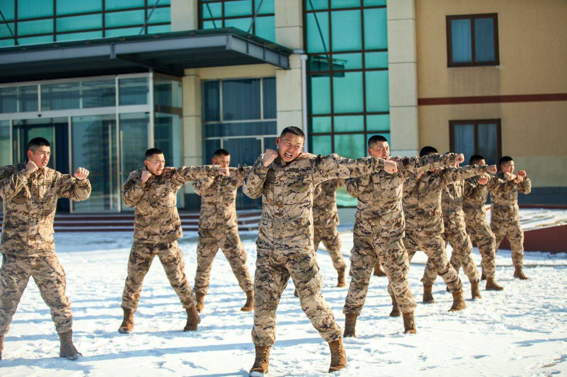 冬训砺兵气势如虹:直击武警官兵雪天训练现场