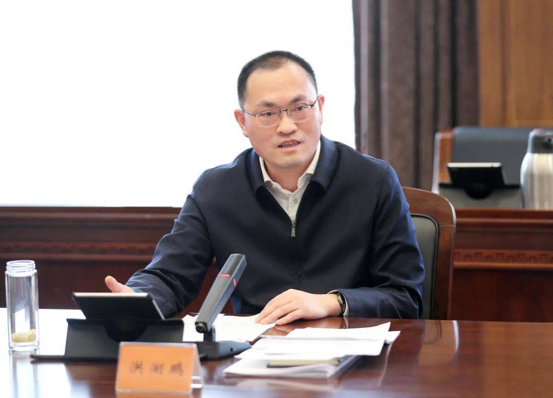 洪湖鹏主持召开区县长工作座谈会