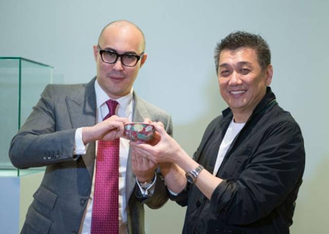 仇国仕和香港著名古董商"永宝斋"创办人翟建民清康熙御制胭脂红地珐琅