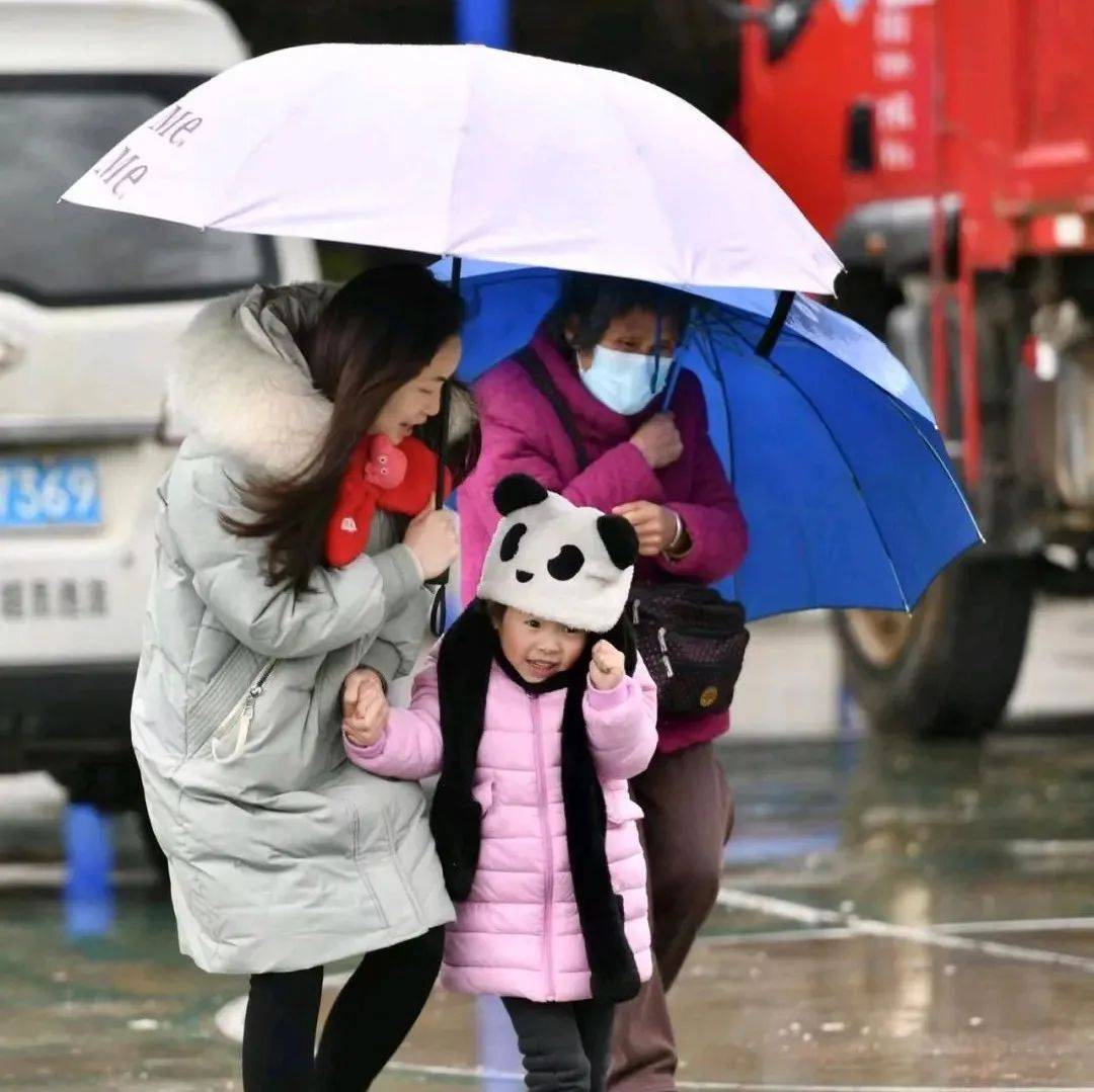 最新！22日维持阴雨寒冷，24日起天气回暖连州市山区多云 1175