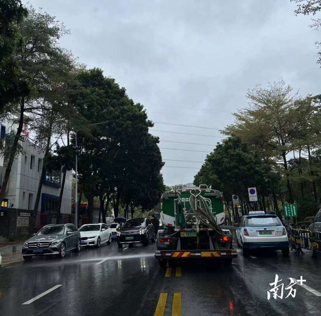 深圳連日下雨灑水車卻上路作業這是多此一舉嗎