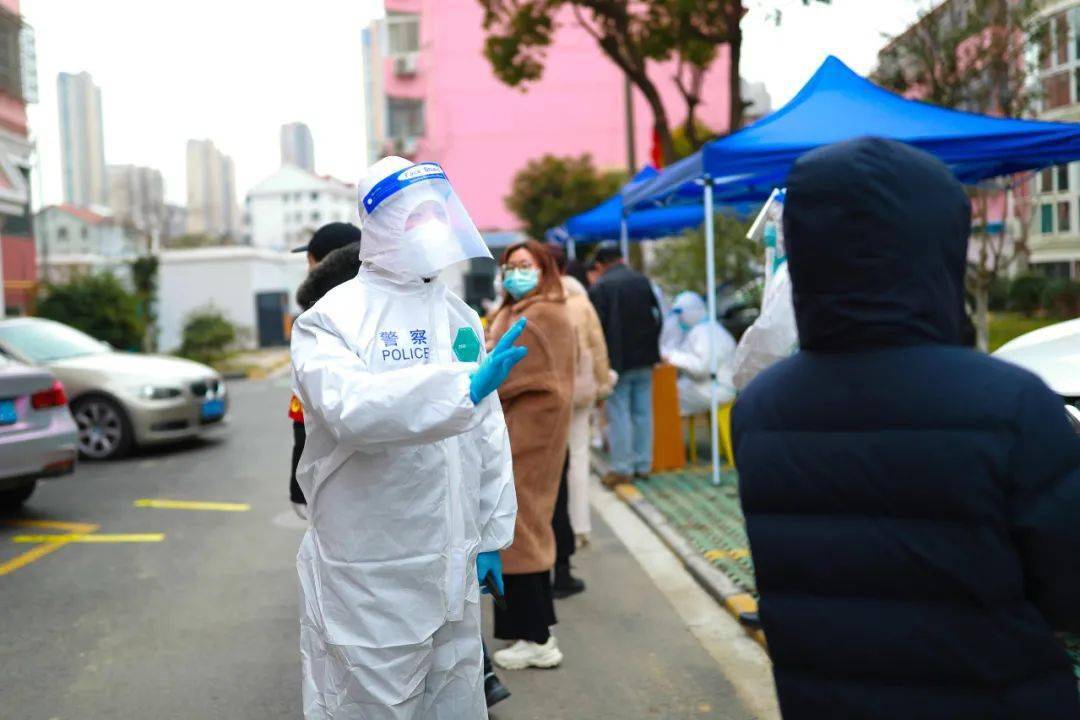 "梁溪公安分局崇安寺派出所副所长周洪说,他带领全所9个流调小组,分头