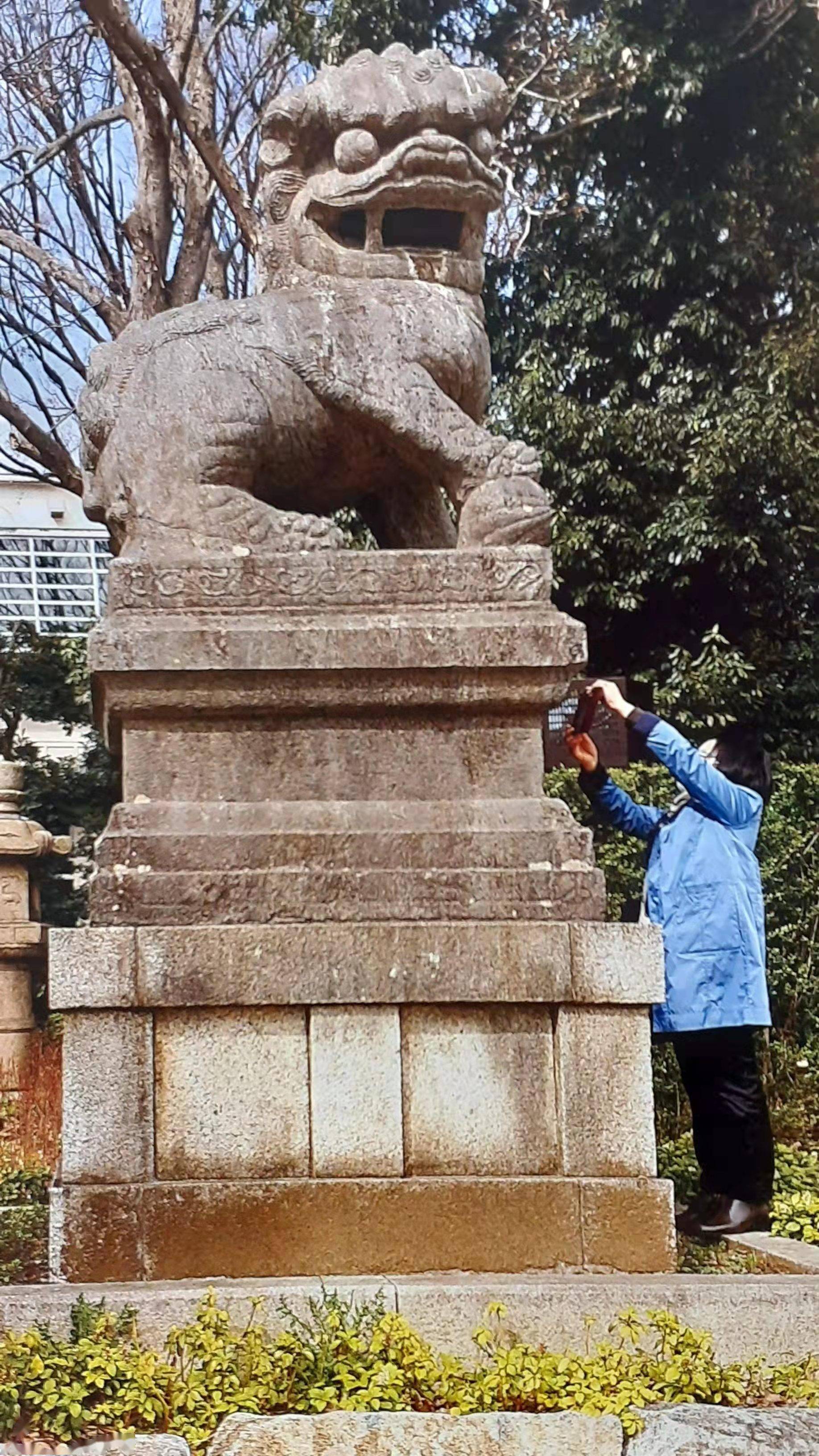 "廿七八年之战争中自辽东劫获来之"石狮子;《靖国神社志》1911 年