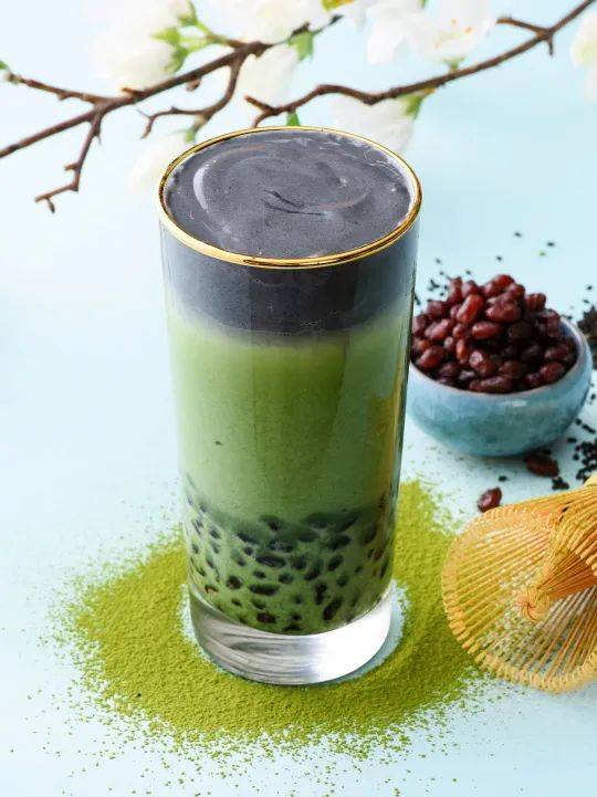 抹茶的醇厚与奶香交融,让舌尖分外满足;香草抹茶拿铁是抹茶牛奶香草