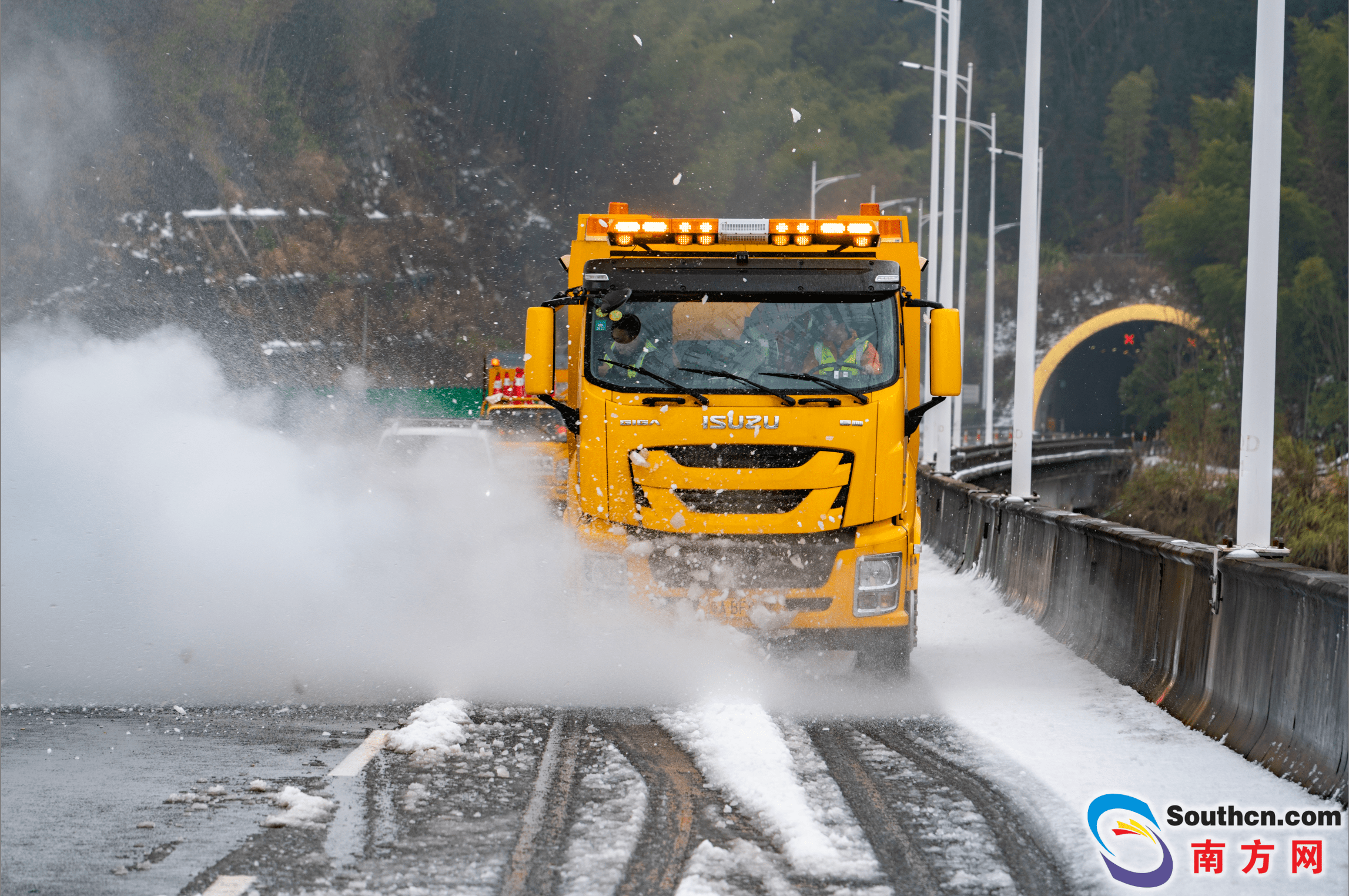 沙坪至九嶷山路段部分路面積雪厚度達3釐米,二廣高速出動狂風吹雪車