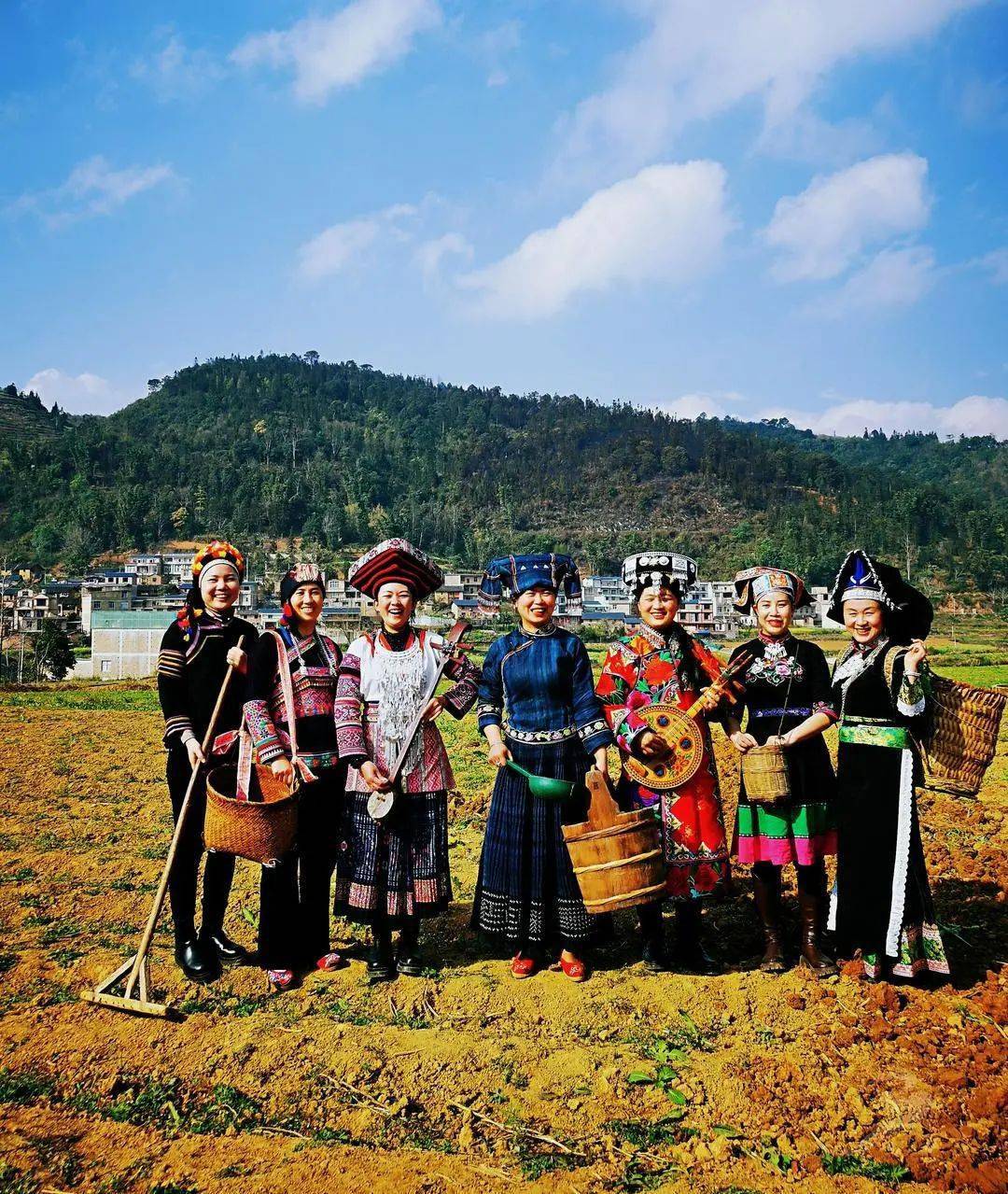 苗族的花山节和"闹兜阳",彝族的火把节等少数民族节日各具特色