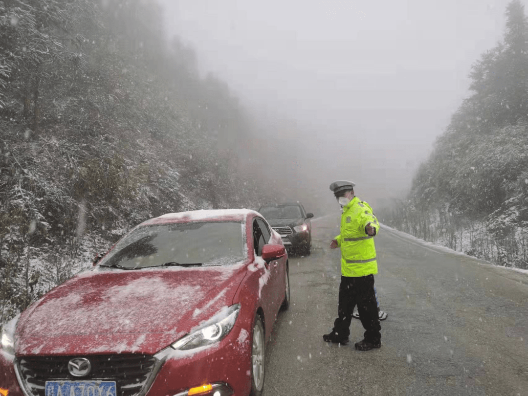 2月20日,百色市西林县八达镇旺子村与隆林交界路段有较厚积雪,为确保