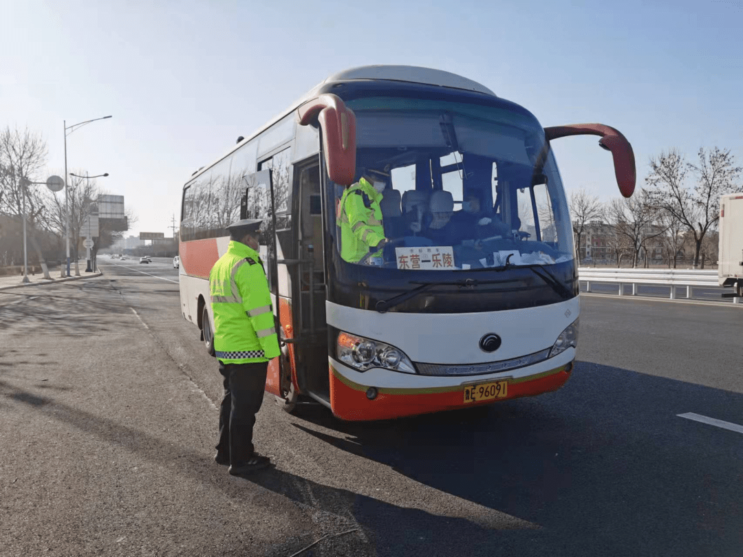 垦利区交通运输局开展"两会"期间客运 市场整治行动_出租汽车_执法