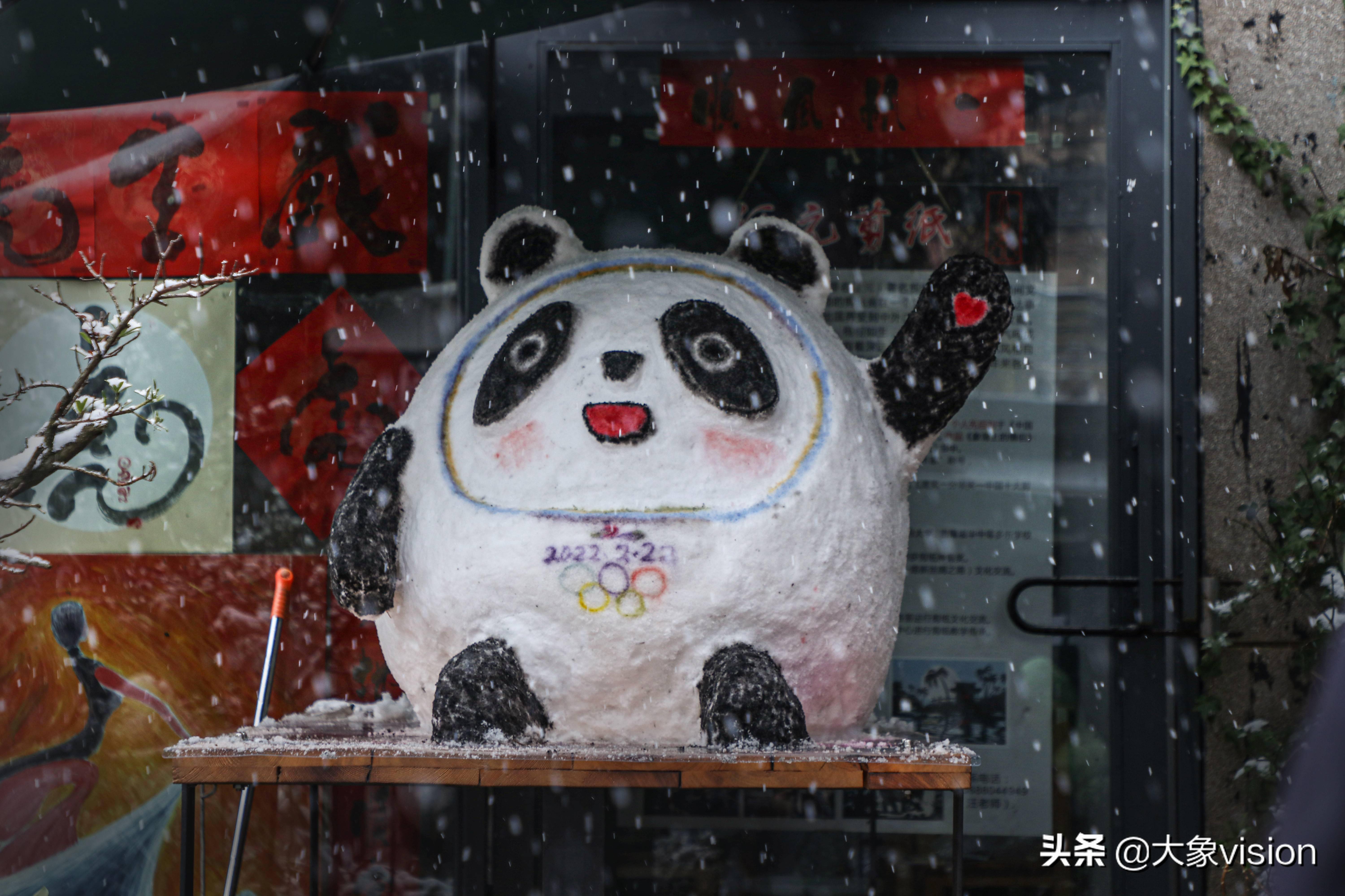 昆明城区下起了大雪 市民们做起了雪雕